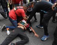 El fotógrafo Pablo Grillo es herido de gravedad durante una manifestación este miércoles, en Buenos Aires (Argentina). EFE/ Str
