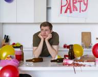 Chico triste en su cumpleaños.