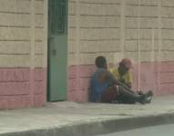 Imagen de personas consumiendo droga en una esquina.