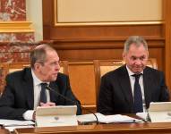 Los ministros rusos de Asuntos Exteriores, Sergei Lavrov (i) y Defensa, Sergei Shoigu (d) en una reunión.