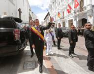 Daniel Noboa con la banda presidencial en los exteriores del Palacio de Carondelet.