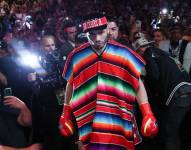 Julio César Chávez Jr., de México, entra al ring antes de su combate de boxeo en peso crucero contra Jake Paul, de Estados Unidos, en el Honda Center de Anaheim, California, el 28 de junio de 2025.