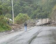 La roca que cayó en medio de la carretera.
