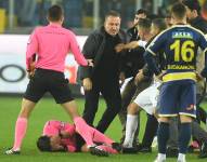 Momento en el que el árbitro turco Halil Umut Meler cae al césped tras ser agredido por el presidente del Ankaraguçu Faruk Koca