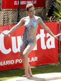 Reina de Viña cumple rito del tradicional "piscinazo" totalmente desnuda