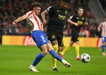 El defensor italiano del Atlético de Madrid #03, Matteo Ruggeri, lucha por el balón con el delantero ecuatoriano del Union St-Gilloise #13, Kevin Rodríguez, durante el partido de la cuarta jornada de la fase de grupos de la UEFA Champions League.