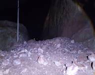 Las rocas invaden toda la vía y la circulación vehicular no es posible.