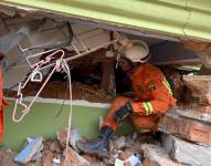 Rescatistas trabajando en los escombros del terremoto.