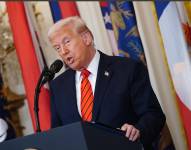 El presidente de EE.UU., Donald Trump, habla en una ceremonia donde firma una orden ejecutiva que le solicita a la secretaria de Educación, Linda McMahon, comenzar el proceso de desmantelamiento del Departamento de Educación.