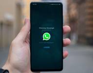 Un dispositivo con la interfaz de inicio de WhatsApp.