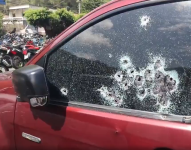 Imagen de la camioneta baleada donde fueron asesinados un padre y su bebé de 11 meses.