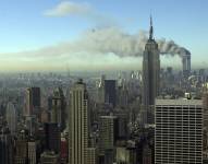 El humo se extiende sobre la ciudad de Nueva York después de que dos aviones secuestrados fueron estrellados en las torres gemelas el 11 de septiembre de 2001.