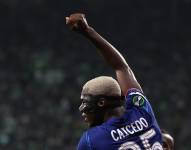 Moisés Caicedo celebrando el título con el Chelsea.