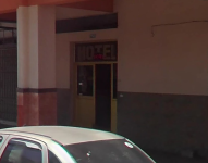 Imagen de la puerta de un hotel del centro de Guayaquil.