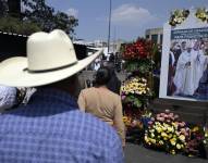 Devotos piden por la salud del papa Francisco.