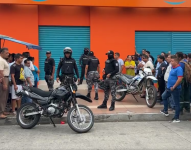 Imagen de agentes policiales en los exteriores de una farmacia ubicada en el centro de Machala, donde estuvo refugiado un criminal que participó en el ataque de un policía.