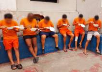 Personas privadas de libertad, alimentándose.