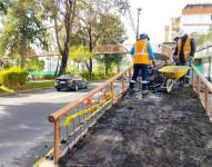Trabajos para desmontar el puente peatonal en la avenida 10 de Agosto, en Quito.
