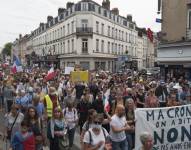 Manifestantes protestan en la ciudad de Lille, en el norte de Francia, contra el pase de coronavirus requerido para entrar a restaurantes, bares y trenes de larga distancia, el sábado, 21 de agosto del 2021.
