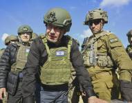 El primer ministro israelí, Benjamín Netanyahu, visitó este martes el norte de la Franja de Gaza, en la que sería su primera visita al enclave desde que Israel inició una nueva ofensiva el pasado 18 de marzo tras romper el alto el fuego con Hamás.
