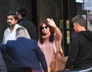 La vicepresidenta de Argentina, Cristina Fernández de Kirchner, saluda a sus simpatizantes mientras sale de su residencia, al día siguiente del ataque. Se desconoce su paradero.