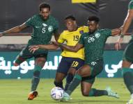 Gonzalo Plata disputando el balón con dos defensores de Arabia Saudita.