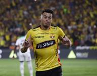 Paco Rodríguez, zaguero de BSC, salió con un parche en su rostro, luego del impacto de botella recibido durante el Clásico.