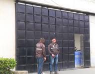 Imagen de policías atendiendo la amenaza en el suburbio de Guayaquil.