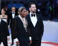 Serena Williams junto con su esposo en el Met Gala del 2022.