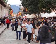 Turistas pasean por el centro de Cuenca durante el feriado de noviembre.