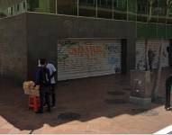 Exteriores de un edificio donde funcionó una agencia del Banco Territorial en Guayaquil, en las calles Panamá e Icaza, centro de la ciudad.