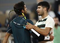 Carlos Alcaraz abrazando a Lorenzo Musetti después de que Musetti se retire de las semifinales de Roland Garros en Paris, Francia.