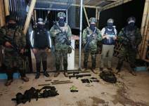 En el piso luce el armamento incautado a los Comandos de la Frontera en Sucumbíos.
