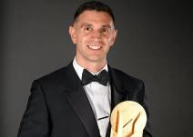 Emiliano Martínez posando con su trofeo.