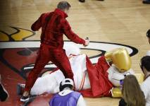 El luchador irlandés, Conor McGregor, golpeó y dejó herida a la persona detrás del disfraz de Burnie, mascota de los Miami Heat