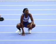 Maribel Caicedo en la pista de atletismo esperando el resultado final.