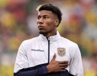 Kevin Rodríguez cantando el Himno Nacional de Ecuador previo a un partido por Copa América