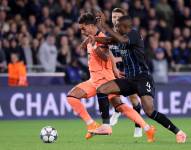 El defensa del Club Brujas, Joel Ordóñez, disputa el balón con Fermín López, jugador del FC Barcelona por la cuarta fecha de la Champions League