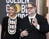Kim Morgan (i) y Guillermo del Toro (d) fueron registrados este martes, 10 de enero, a su llegada a la alfombra roja de la ceremonia de los Premios Globos de Oro, en Beverly Hills.