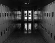 Corredor oscuro y vacío de un colegio