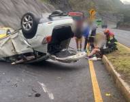 Un auto quedó volcado en el sector de la Y de Guayllabamba.