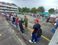 En la Base de Movilización Occidental de Guayaquil, se realiza el proceso de acuartelamiento de ciudadanos nacidos en la leva del 2003.