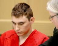 El autor confeso del tiroteo en un instituto de Florida, Nikolas Cruz (izda), en una fotografía de archivo.