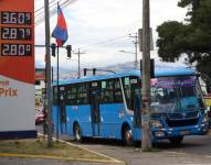 Bus de pasajeros cerca de una gasolinera, en Quito.