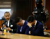Álex Palacios (medio) agacha la cabeza durante la audiencia.