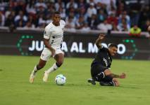 El volante de Liga de Quitó, Carlos Gruezo, conduce el balón contra Botafogo por los octavos de final de la Copa Libertadores
