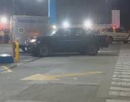 Imagen de la camioneta negra doble cabina donde fueron asesinados tres personas en Salinas, Santa Elena, la noche del lunes 27 de octubre del 2025.