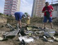 Personas recogiendo los escombros causados por el bombardeo en el puerto de Odesa, Ucrania.