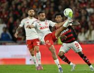 El mediocampista del Internacional, Thiago Maia (#29), y el mediocampista ecuatoriano del Flamengo, Gonzalo Plata (#50), disputan el balón durante un partido de la Copa Libertadores.