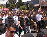 Daniel Noboa, junto a ministros, en la marcha contra la Corte Constitucional.